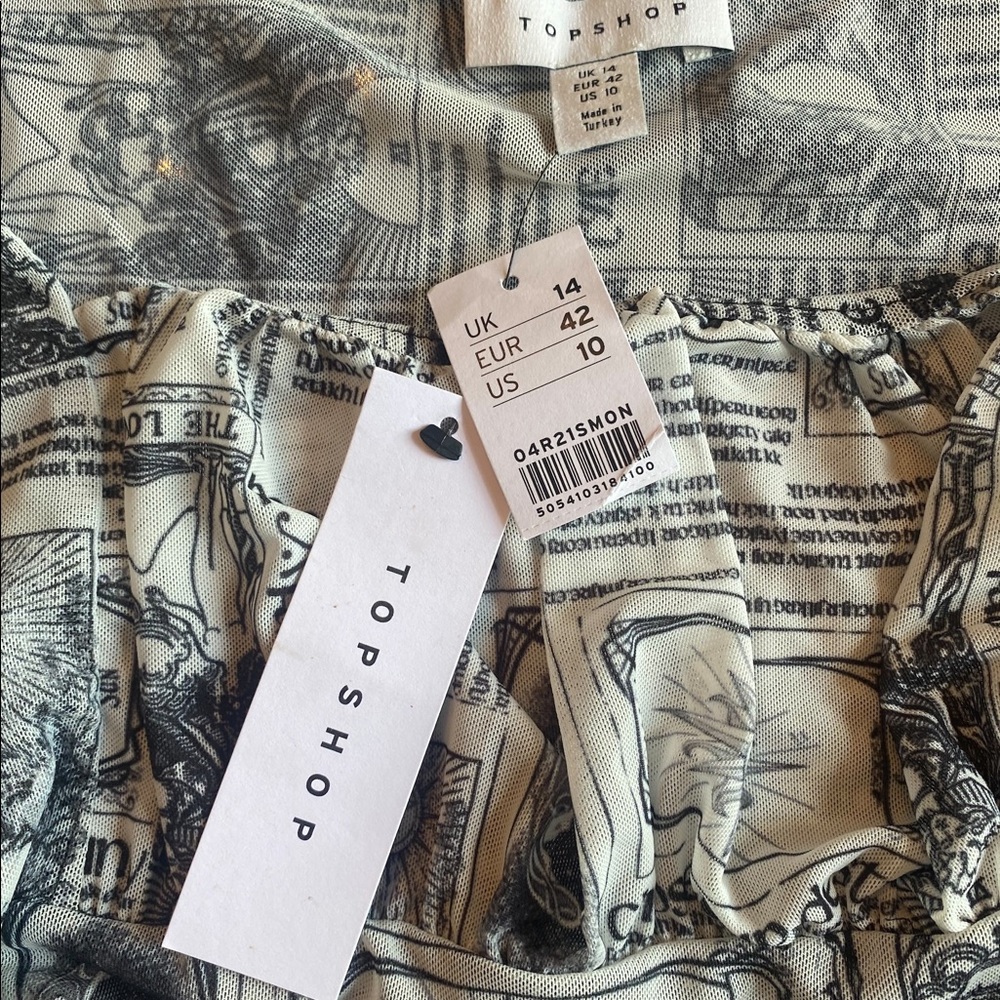 TOPSHOP Black and Cream Newsprint Crop Top - Picture 5 of 11